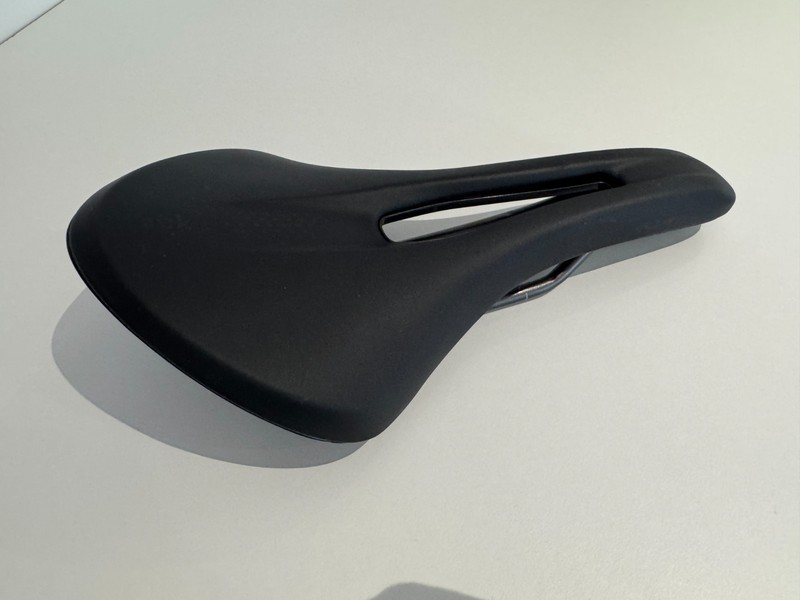 Fizik Tempo Aliante R3 Saddle Kium Rail 145mm - never ridden.