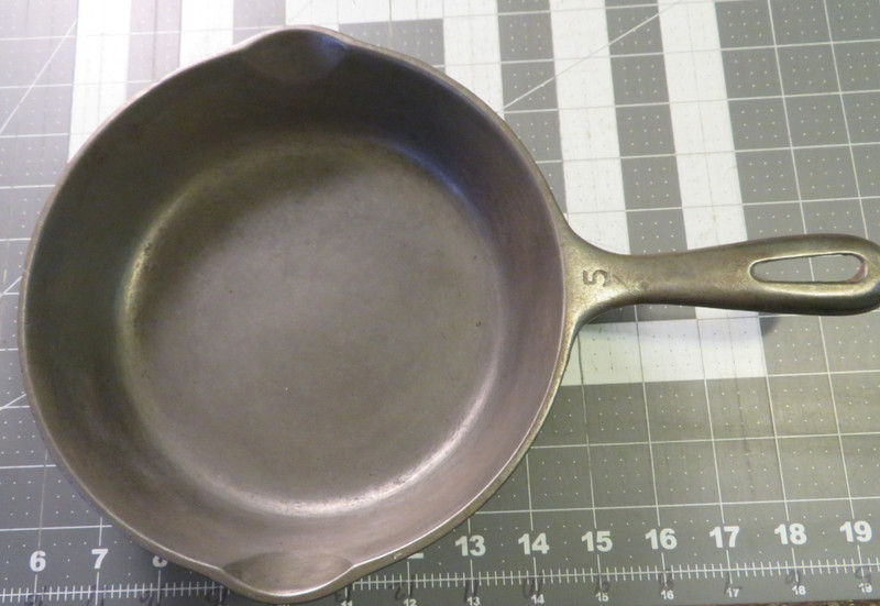 Vintage Wagner Ware Sidney Cast Iron Skillet #5, 8 inches round