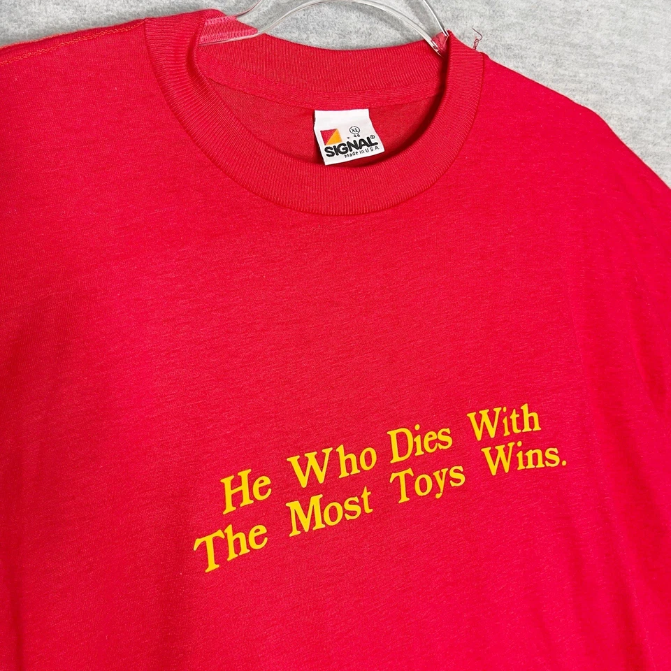 Camiseta De Colección Puntada Única Divertida Talla XL Señal Años 80 90 Muere Con La Más Juguetes Gana Foto 2 de 4