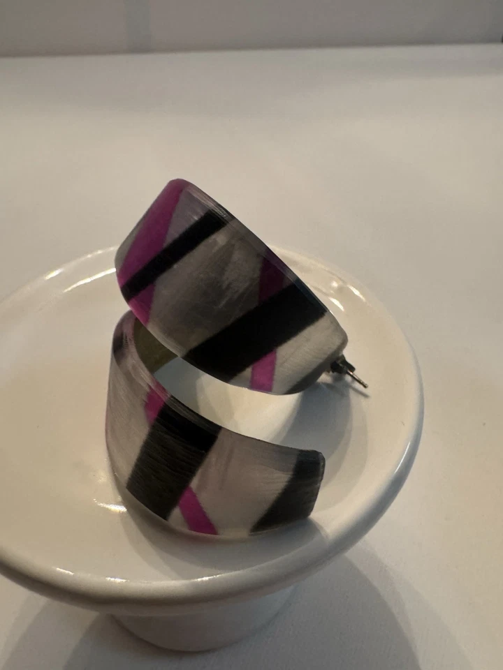 De colección 1980 Alexis Bittar Negro/Magenta/Plateado Lucite Loops ¡RARO HALLAZGO! Foto 3 de 4