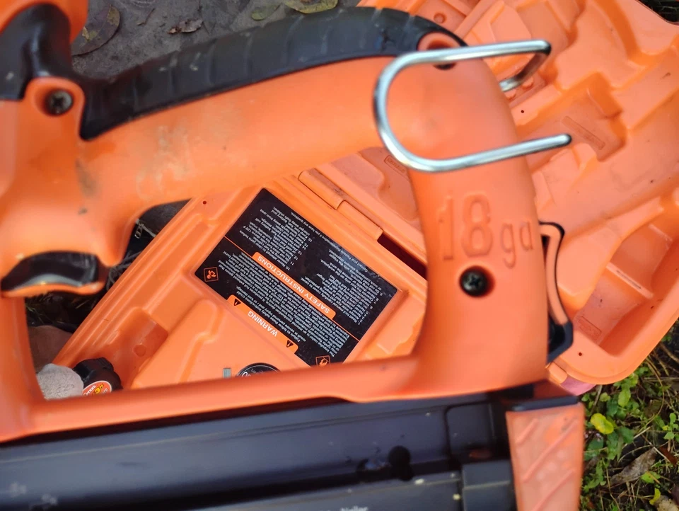 Pistola clavadora Paslode acabado inalámbrico calibre 18 recorte batería 901000, solo estuche Foto 4 de 4