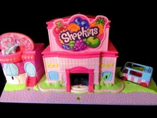 SHOPKINS Lil Secrets Secret Small Mall Transforming Mult-Level Playset plus Car