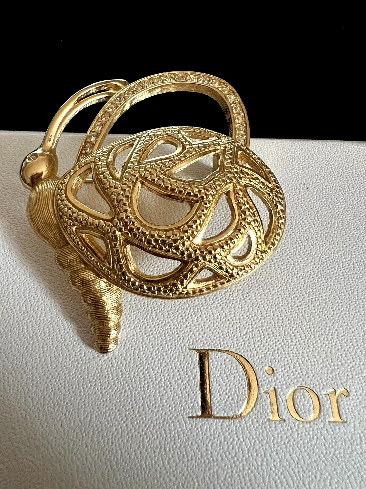 Broche épingle papillon vintage en cristal et or texturé jaune Christian Dior