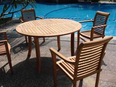 5-Piece Outdoor Teak Dining Set: 52'' Round Table, 4 Stacking Arm Chairs Masc