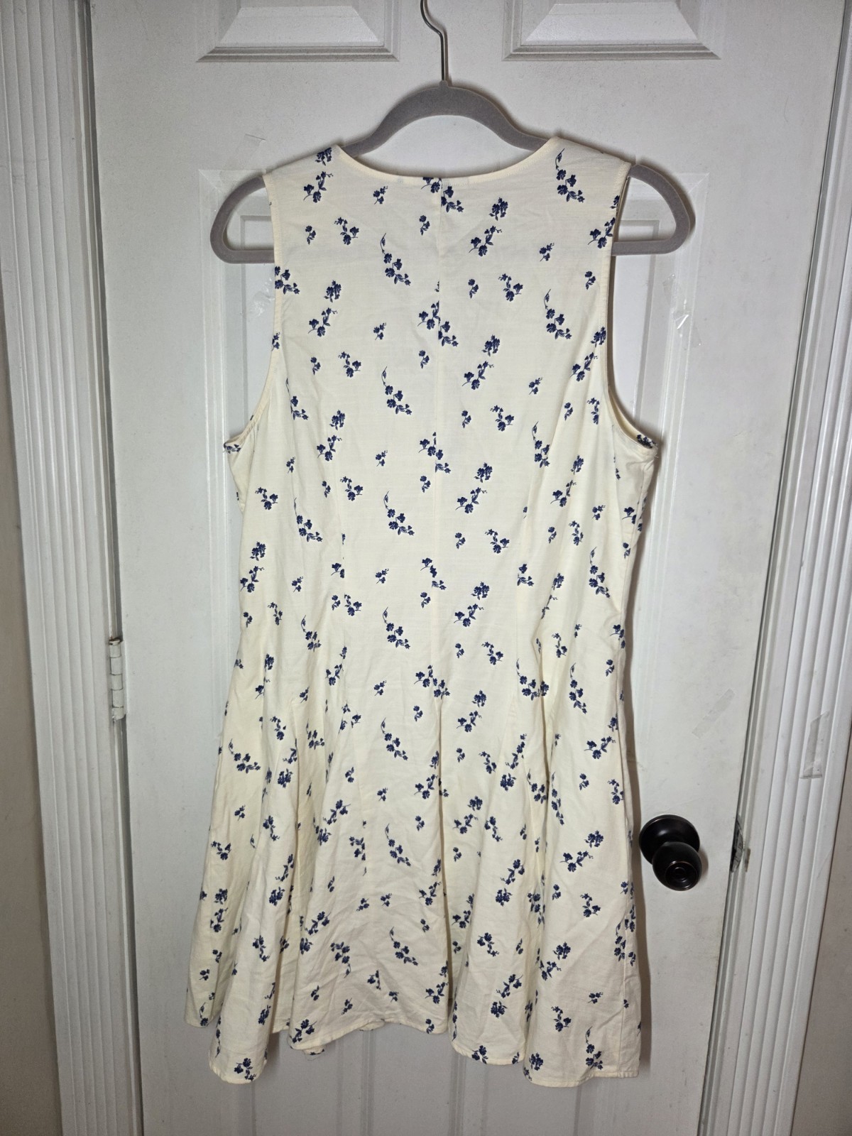 Universal Thread Ivory Blue Button Down Sleeveles… - image 9