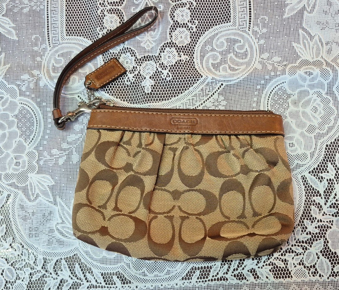 Authentic COACH #F43434 Signature Pleated Wristlet - Khaki