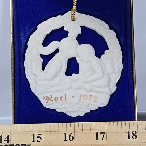 1978 Gorham Parian Medallion Joys Of Christmas Ornament "Christmas Kiss"  - Picture 7 of 14