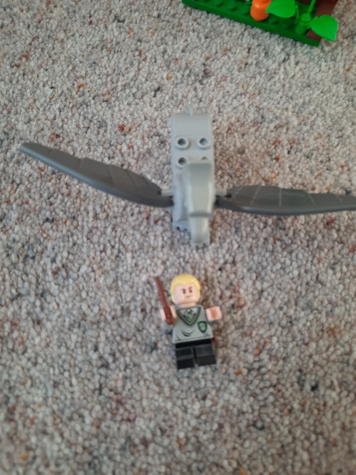 LEGO Harry Potter 4750 Draco's Encounter with Buckbeak, photo 2 of 5
