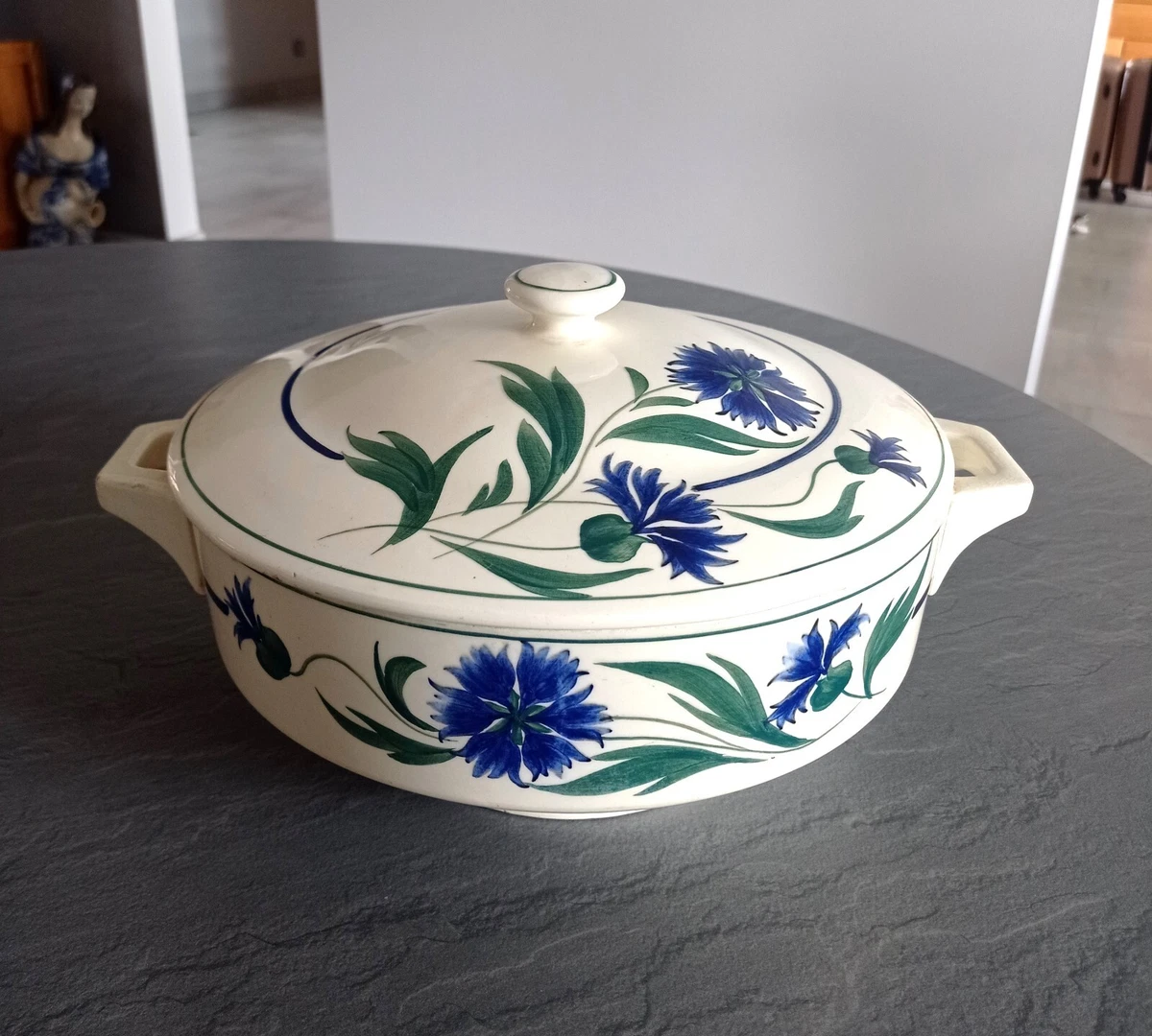 Deux assiettes décoratives bleues anciennes, France, Terre