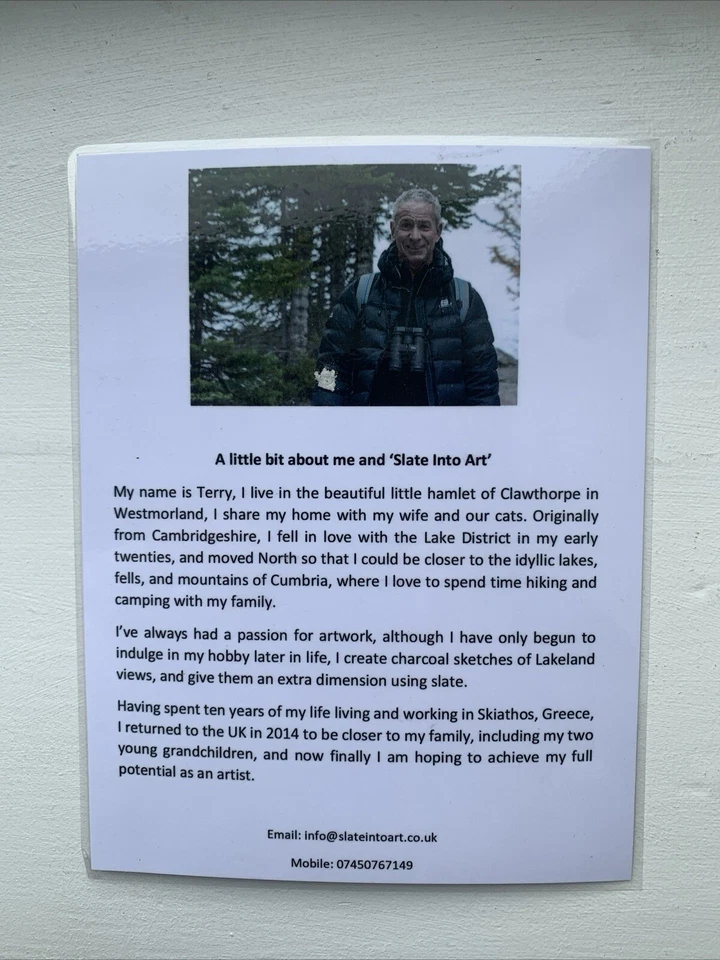 Dibujo original de madera y pizarra de carbón en la nieve de la granja de tejos en la nieve  Foto 3 de 3