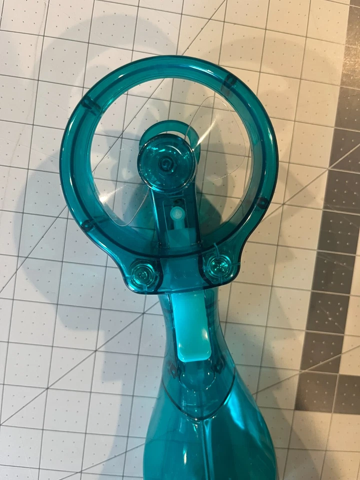 Ventilador de névoa de água portátil O2COOL Deluxe alimentado por bateria - verde - Imagem 2 de 4