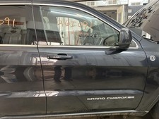 Used Front Right Door Assembly Front fits: 2014 Jeep Grand cherokee electric Fro