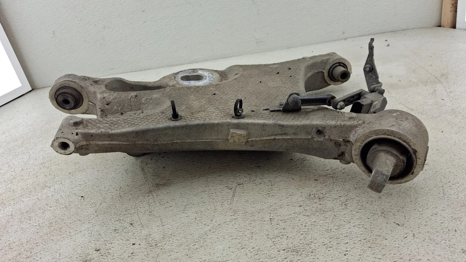 Volvo XC90 2016-2025 suspensión trasera derecha brazo de control inferior OEM Foto 2 de 4