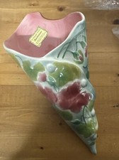 SAINT CLEMENT - Schöne Blumenfrau Wandkegel Aus Barbotine Mit Blumendekor