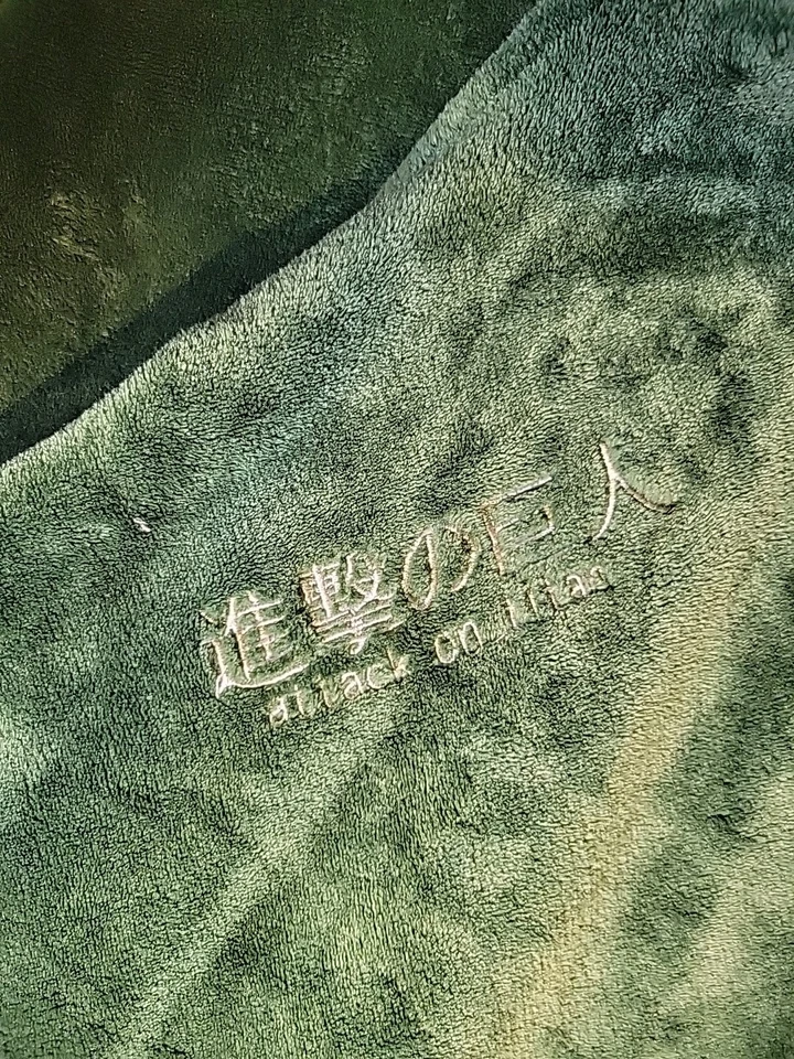 Toalla de baño Attack On Titan de vellón difuso con capucha Foto 2 de 4