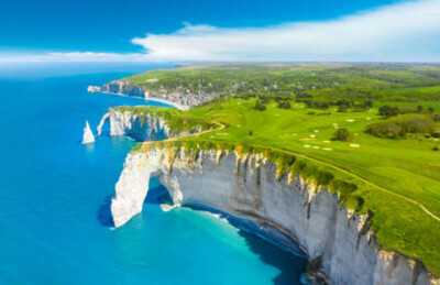Wandbild: Malerische Panoramalandschaft auf den Klippen von Etretat. [...]