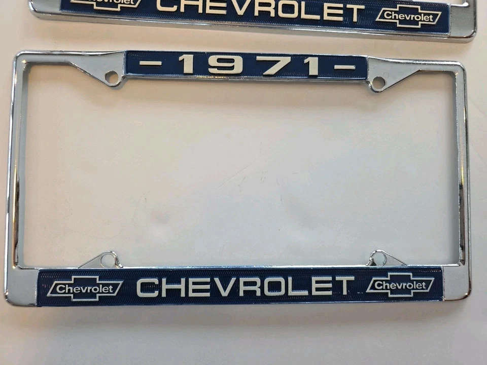 Marco de matrícula con logotipo Chevrolet 1971, azul oscuro Foto 3 de 4