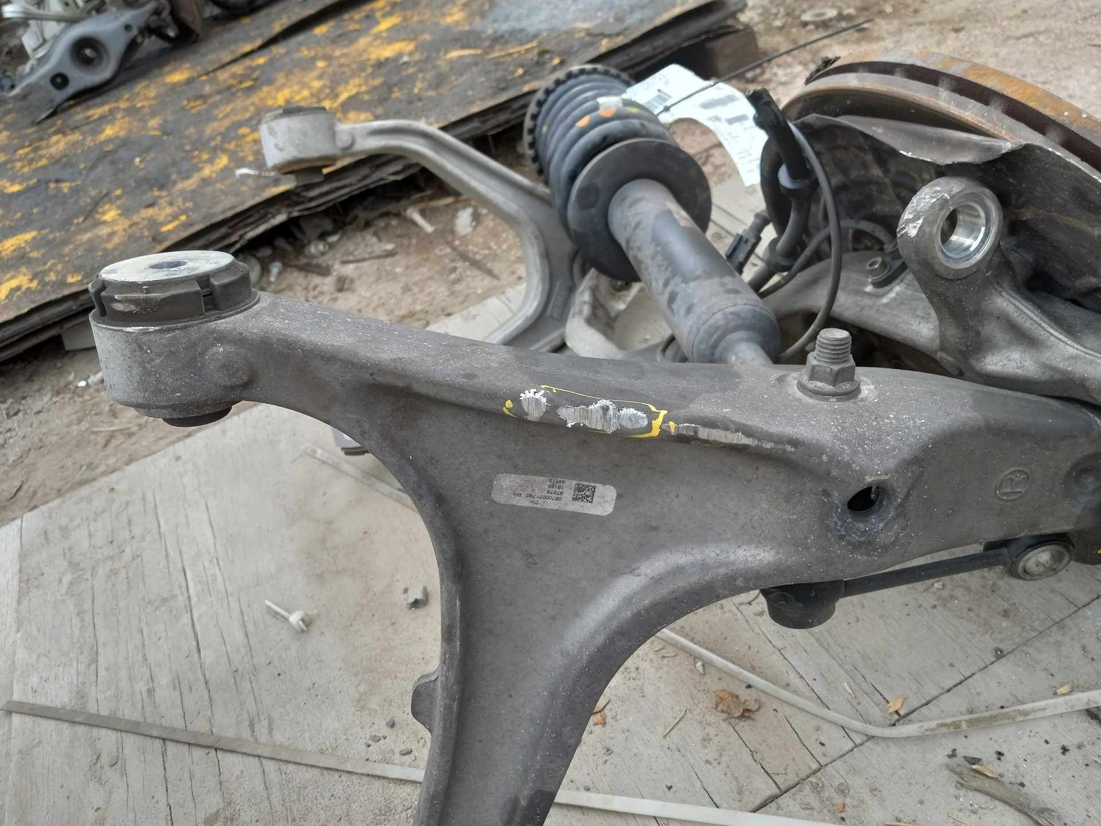14 MASERATI GHIBLI Knee Assembly Right scrapes on lower control less caliper