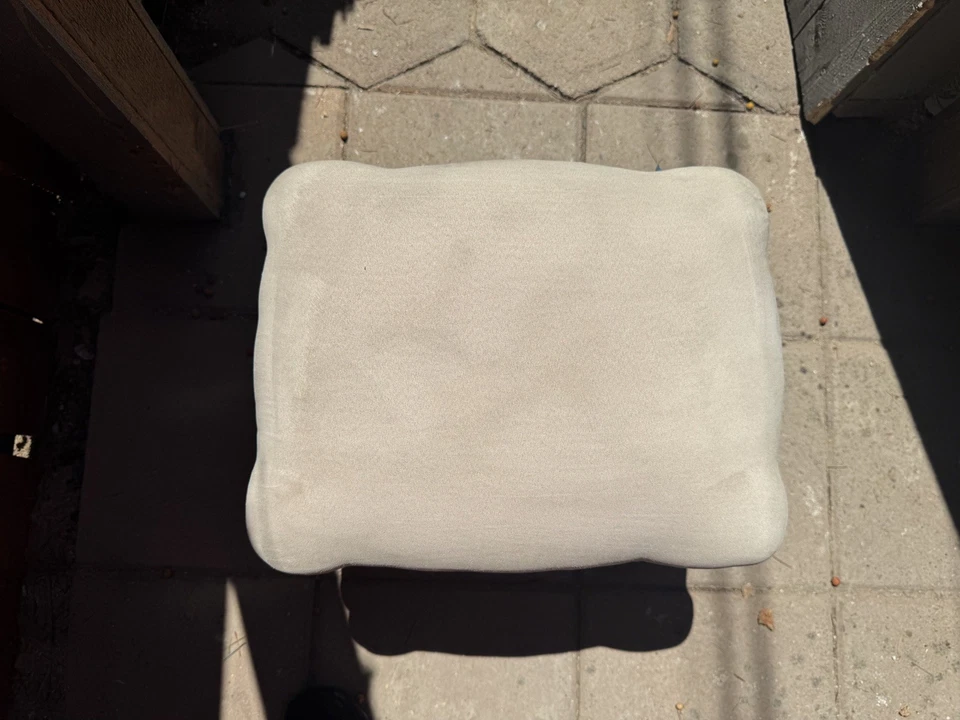 Reposapiés tapizado vintage otomano - tela beige con pata de madera oscura descapotable Foto 2 de 2