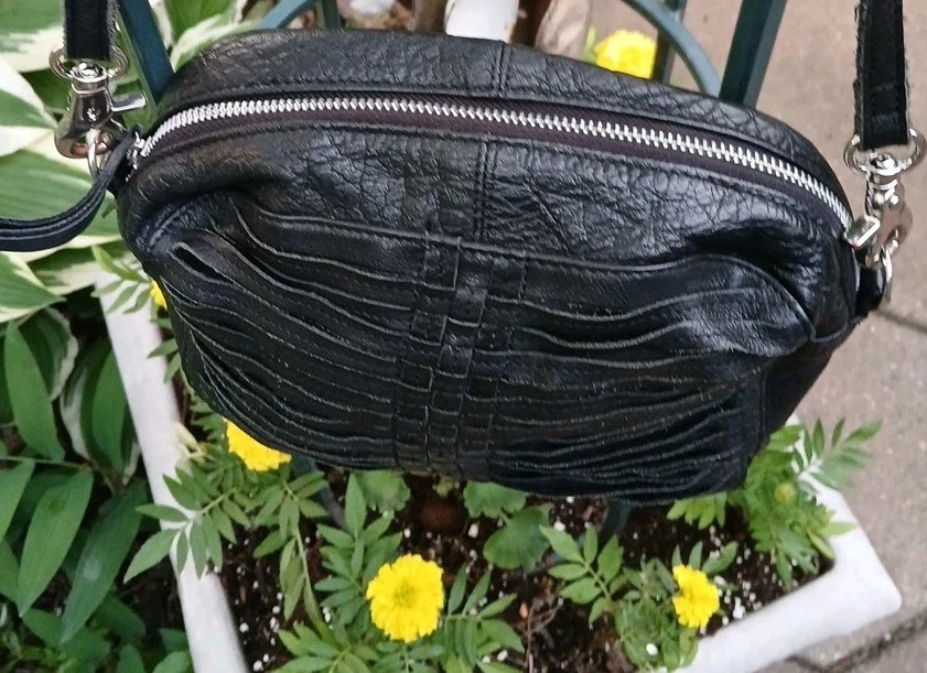 Bolsa tiracolo Day & Mood Aoft couro preto Anthropologie pequena - Imagem 4 de 4