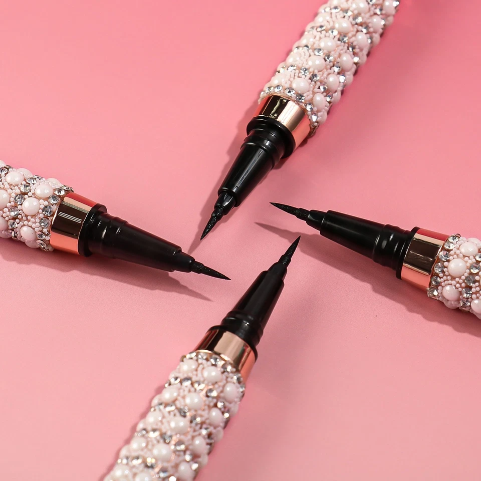 Lápiz delineador de ojos con acento de diamante para línea definida natural y forma de ojo perfecta Foto 4 de 4