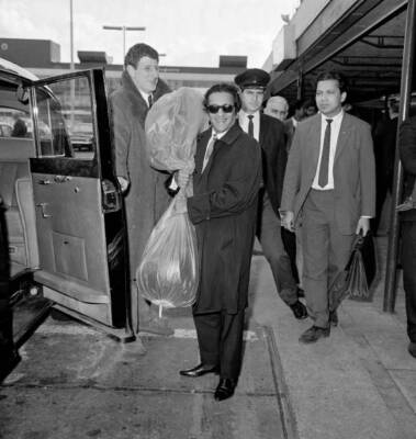 Ravi Shankar arriving at London Airport from Bombay his sitar is e- Old Photo