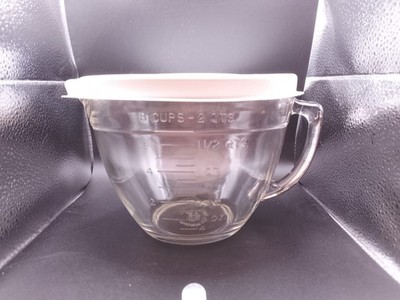 Pampered Chef 8-Cup (2-Quart) Mixing / Batter Bowl with Lid.
