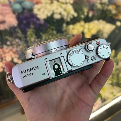 Fujifilm X70 16.3MP APS-C 4x Zoom Len Flip Screen Digital Camera