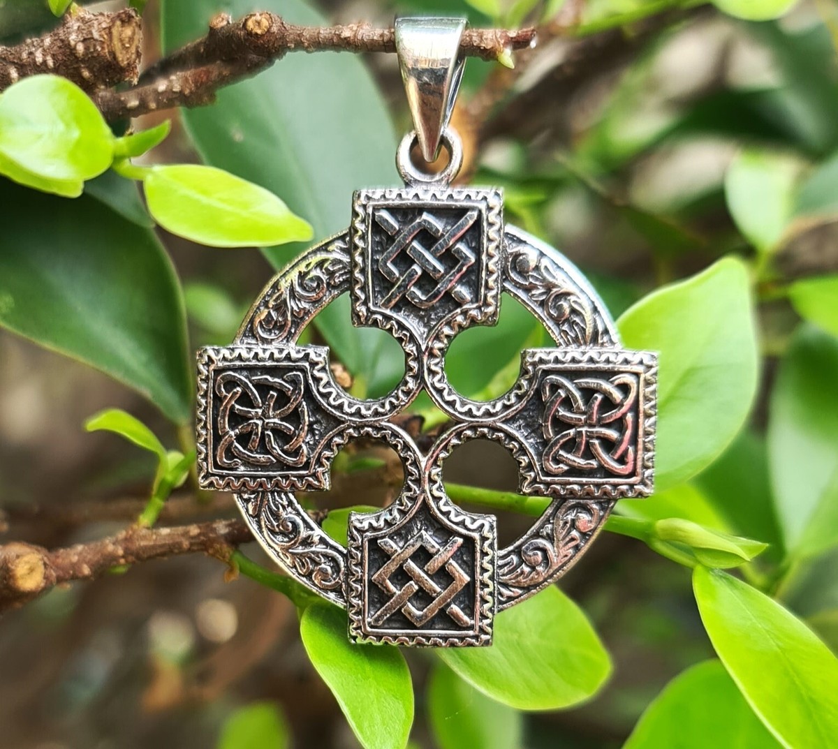 itti イッチ　CRISTY KNOT WRIST CIRCLE CHARM Round Celtic Quaternary Knot Pendant Sterling Silver – woot