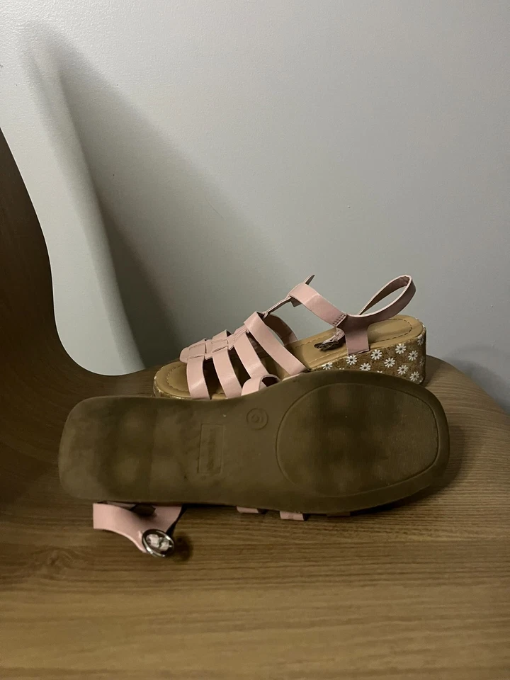 Sandalia Steve Madden Rubor Rosa Cuñas Con Detalles Florales Niñas Talla 5 Foto 3 de 4