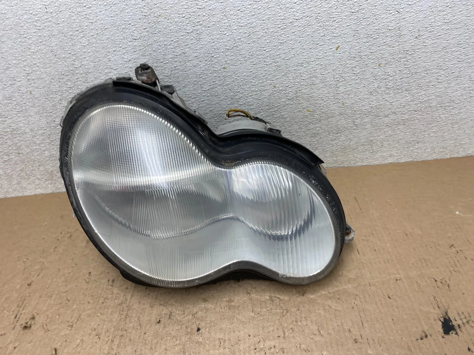 Faro halógeno pasajero derecho Mercedes-Benz Clase C 2001-2004 OEM Q2730 DW Foto 2 de 4