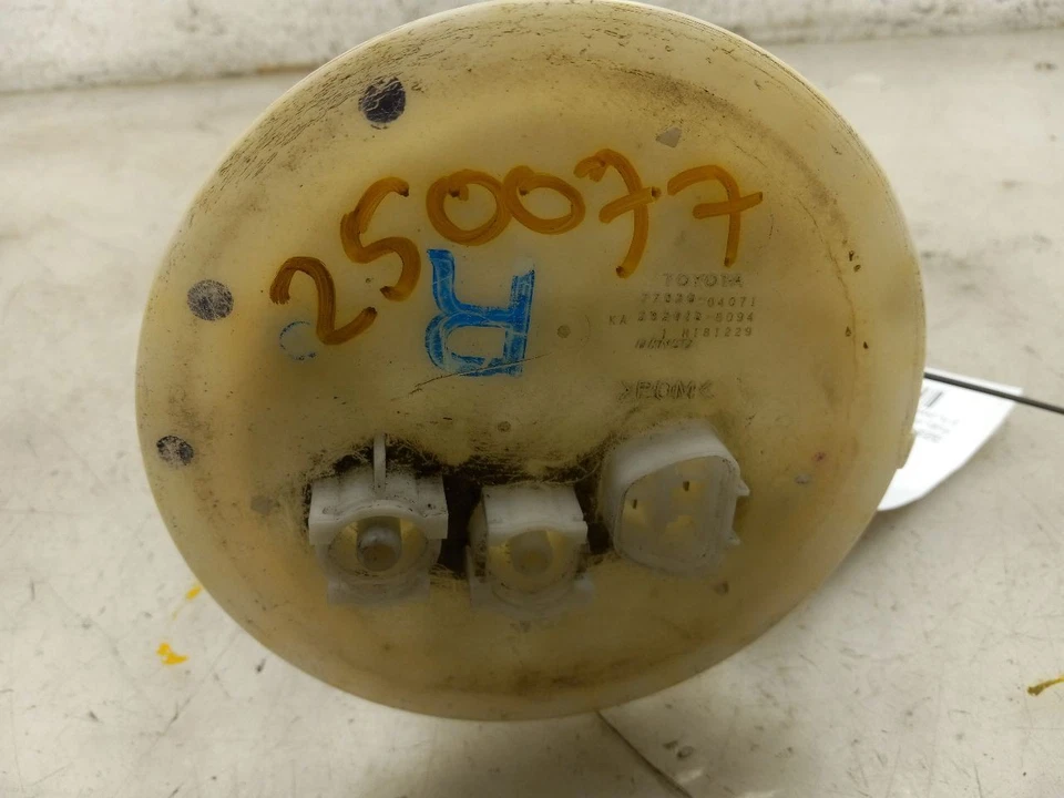 05-15 MONTAJE BOMBA COMBUSTIBLE TOYOTA TACOMA 2.7L 2TRFE Foto 3 de 4