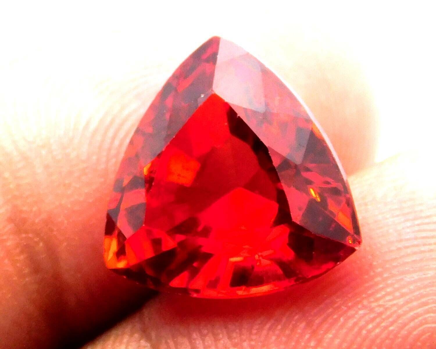 Pierre Précieuse Alexandrite Taillée Trillion – Changement De Couleur – Lab Créée – Inde