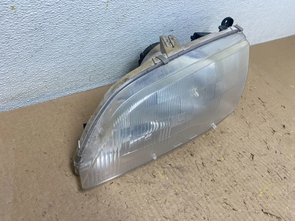 Оригинальная левая фара левая со стороны водителя для Mazda 626 1998–1999 годов выпуска D3470 - Изображение 3 из 4