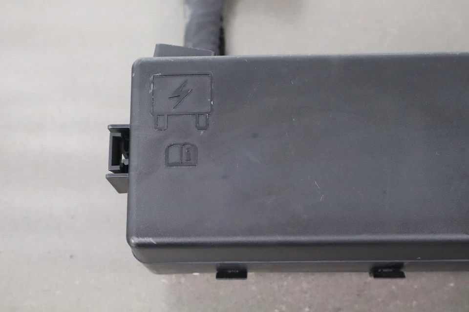 Dodge Challenger Hellcat 2017 6,2 L OEM maletero caja de fusibles montaje OEM Foto 3 de 4