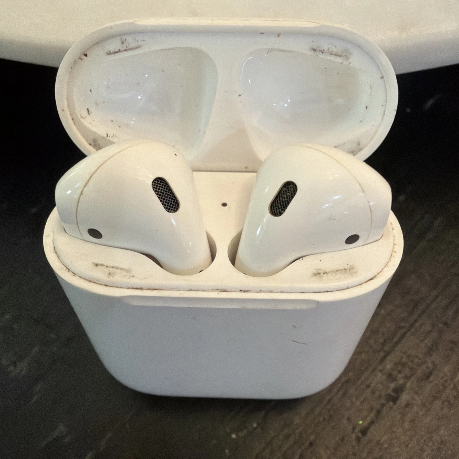 Apple Airpods 2nd Generation With Charging Case A2031