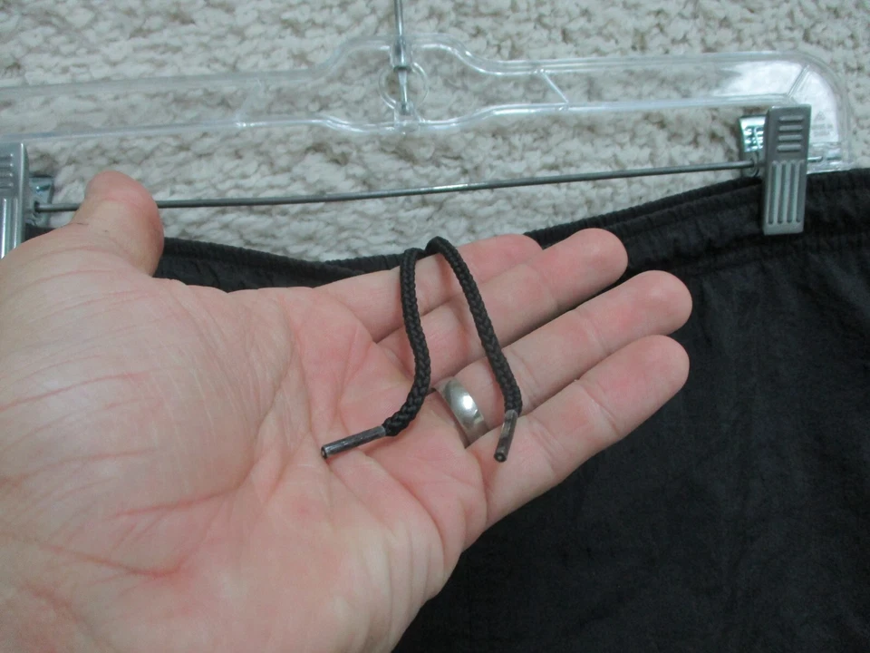 VINTAGE Pantalones Cortos Nike Medianos Juveniles Negros Pantalones Cortos Atléticos Nylon Swoosh Gimnasio Niños M Foto 2 de 4