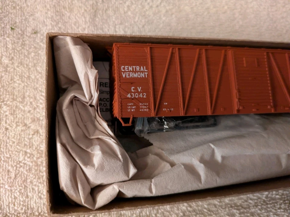 Accurail HO Central Vermont 40’ Wood Boxcar Kit #4511 NIB - Image 2 of 4