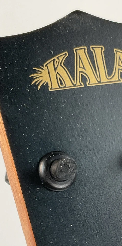 Ukelele eléctrico acústico barítono mango rizado Kala - natural - clavija de afinación rota Foto 2 de 4