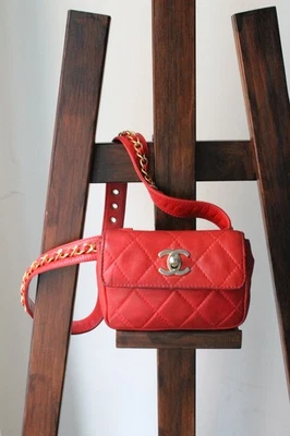 Chanel sac banane vintage en cuir rouge - Photo 1/4