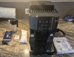 DeLonghi Kaffeevollautomat Magnifica Start, Schwarz von 08.2025 mit Garantie