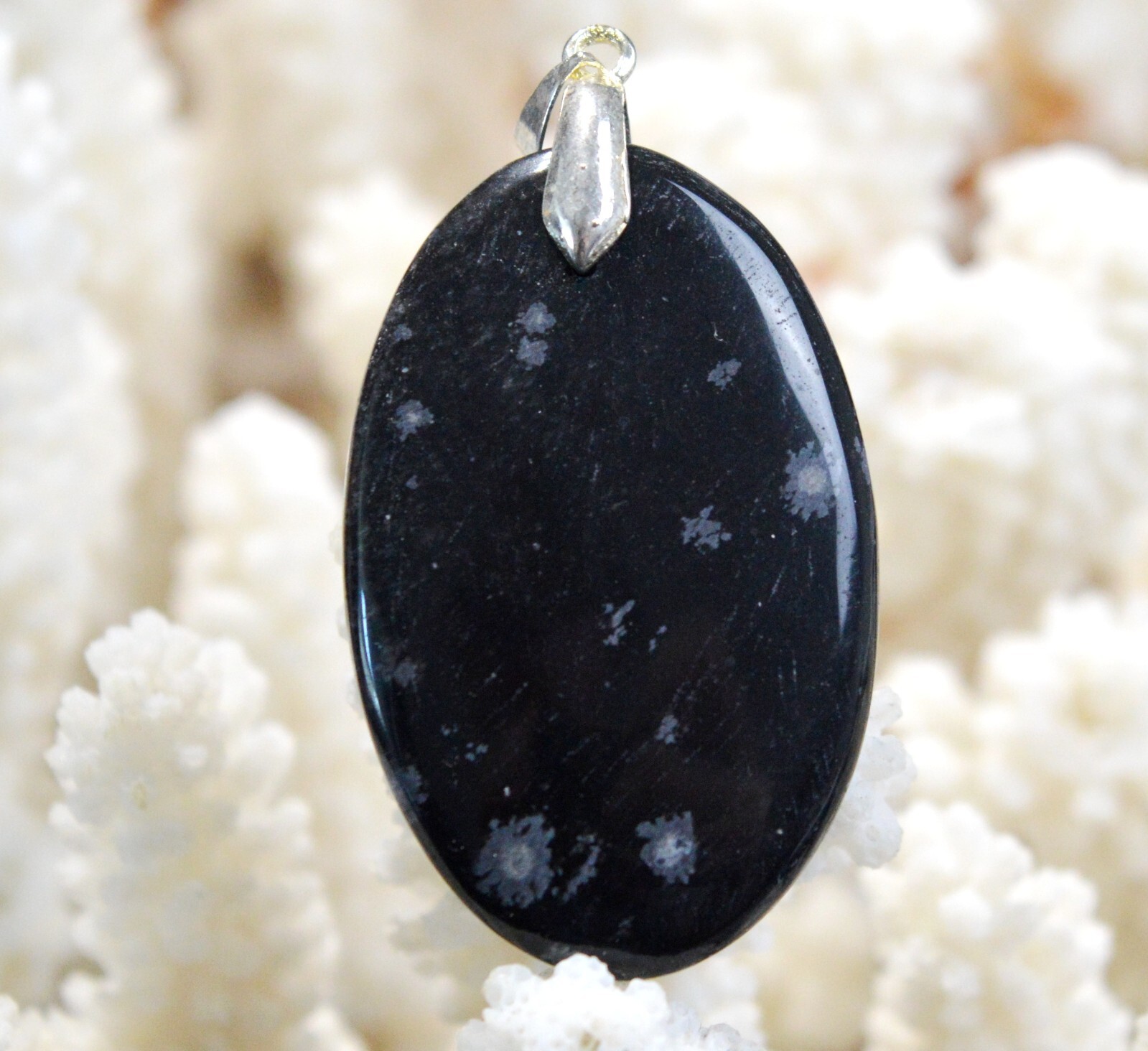 Pendentif Obsidienne Flocon en cabochon pour sublimer vos tenues quotidiennes avec une pierre USA