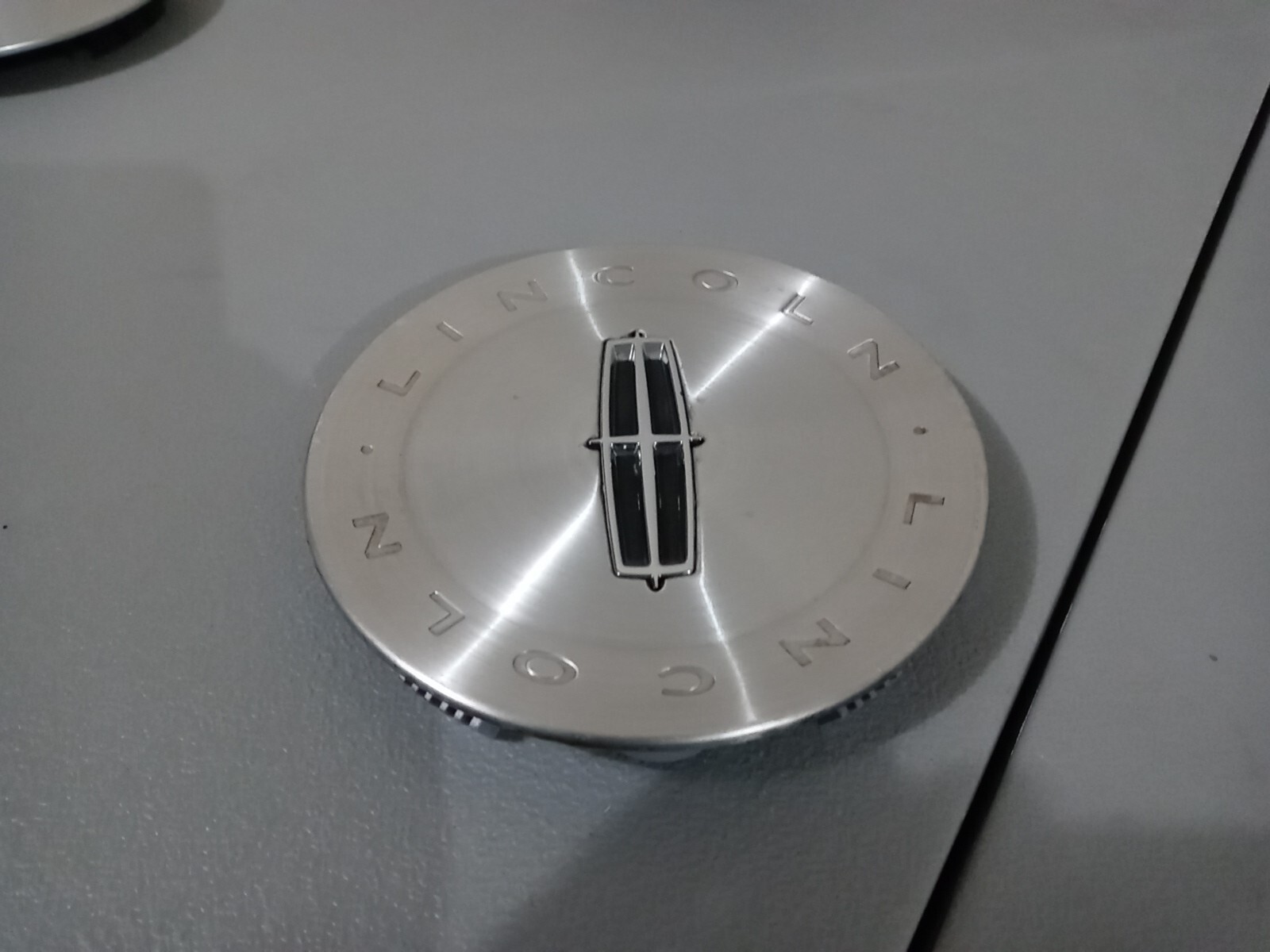 20062011 OEM Lincoln Town Car Machined Center Cap 9W131A096AA Very