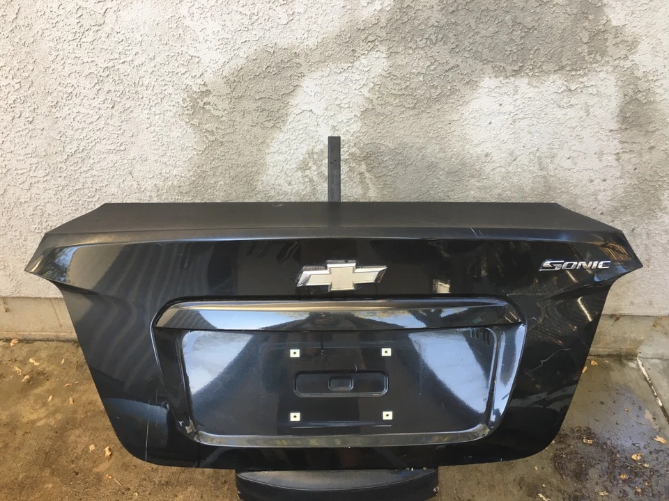Chevrolet Sonic 2013-2016 sedán maletero trasero tapa negro OEM Foto 2 de 4