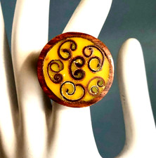 VTG Modernist Carved WOOD COCKTAIL RING Inlaid Spirals Round Resin Disk sz 8.25