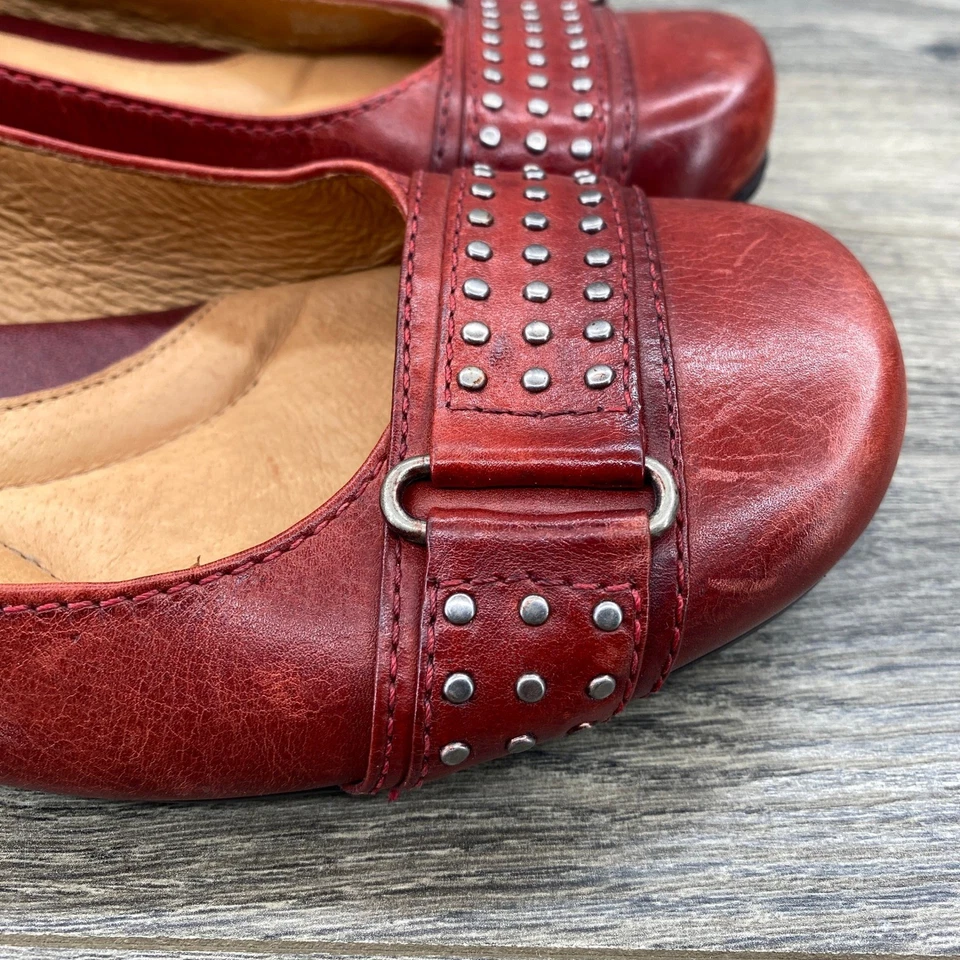 Zapatos planos de ballet Nurture de cuero rojo con hebilla tachonada para mujer talla 10 M Foto 3 de 4