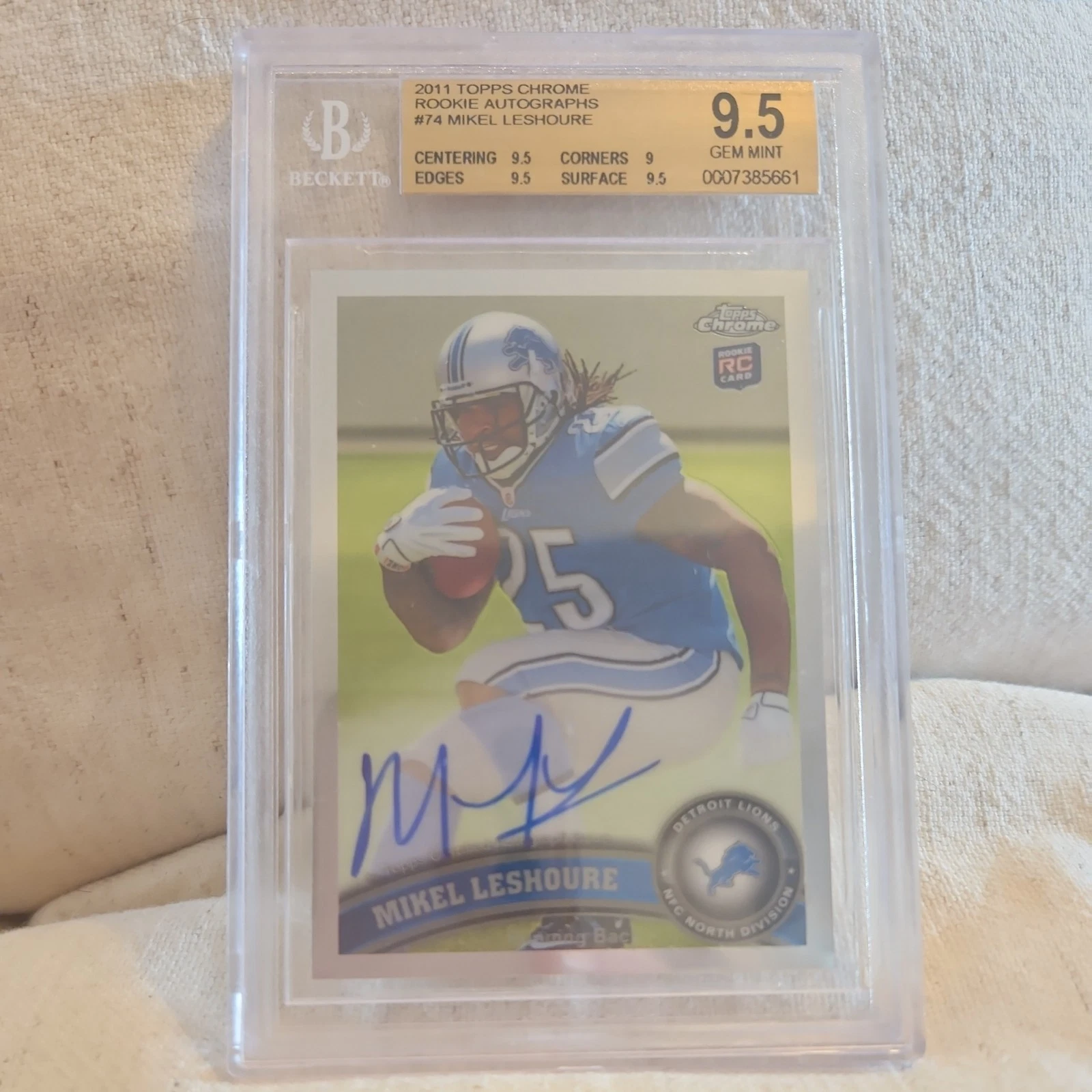 Mikel Leshoure Topps Chrome #74 Catching Football-Autograph-Refractor