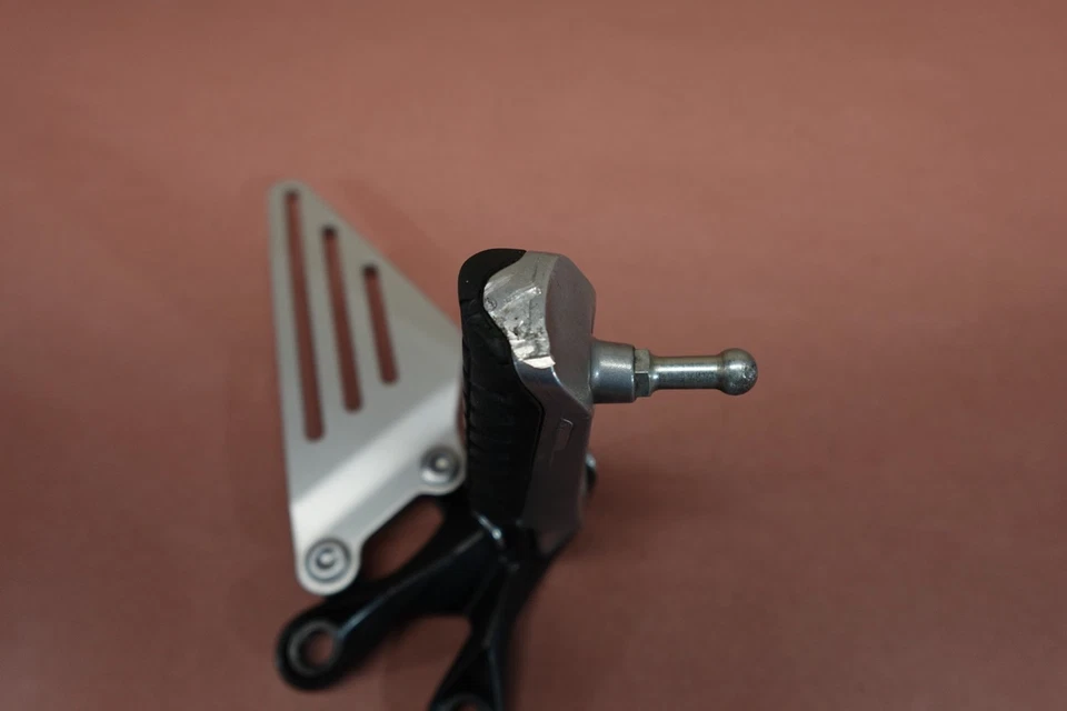 Clavija de pie delantera izquierda Kawasaki Ninja ZX1400 ZX14R 2006-2011 Foto 3 de 4