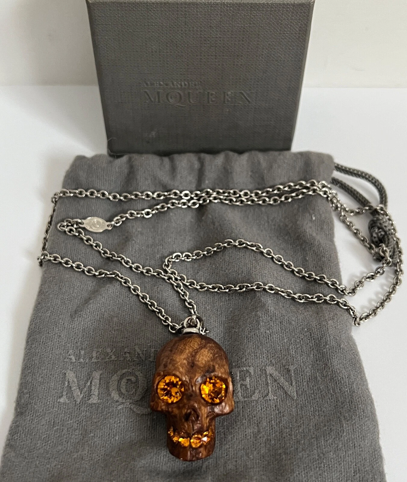Nuova con scatola Collana Ciondolo Lungo Iconico Legno Intagliato 3D Cristallo Teschio Alexander McQueen