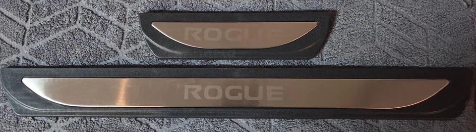 Cubierta protectora de placa de umbral de puerta de acero inoxidable negro para Nissan Rogue Foto 4 de 4